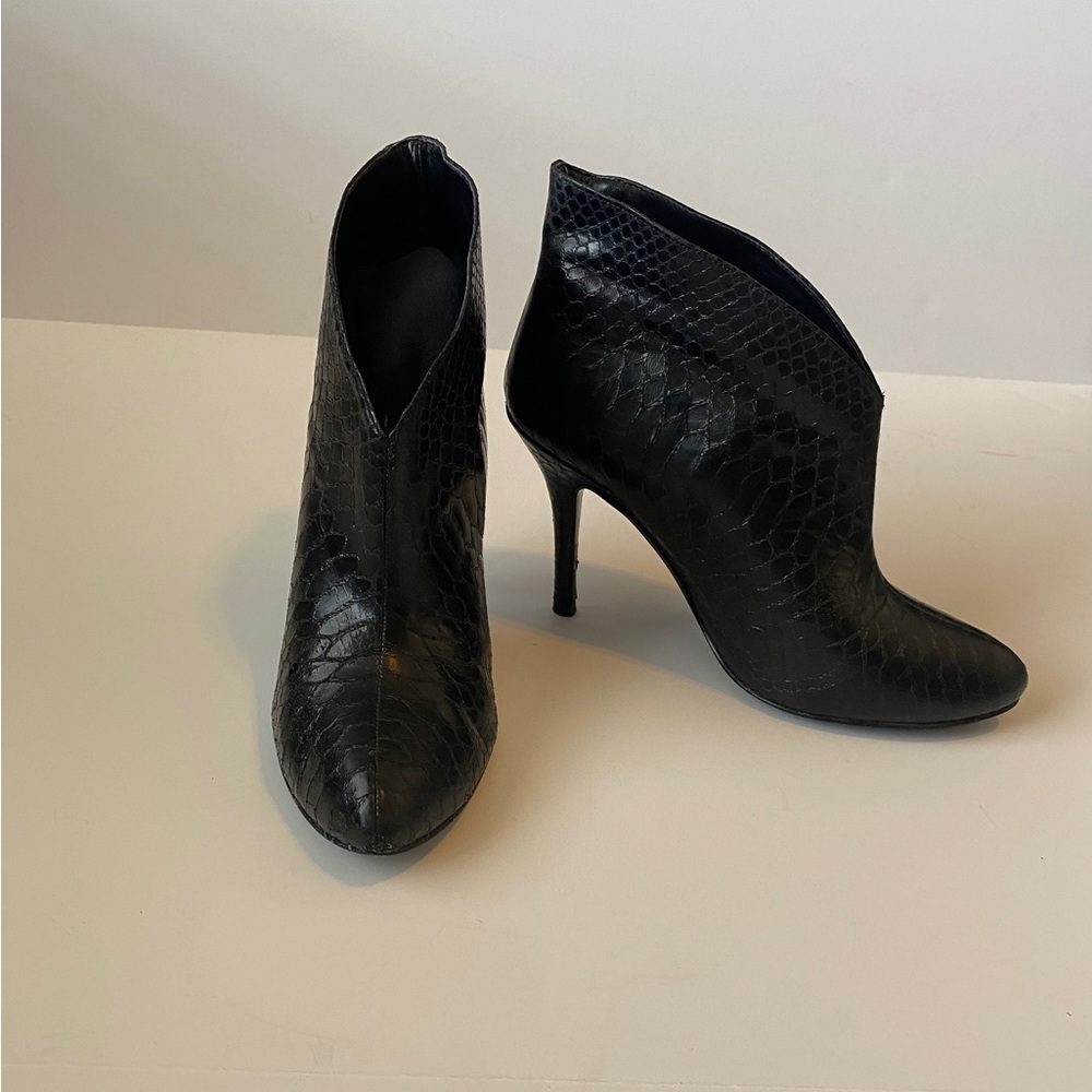Vince Camuto Snakeskin Ankle Black Bootie Size 8
